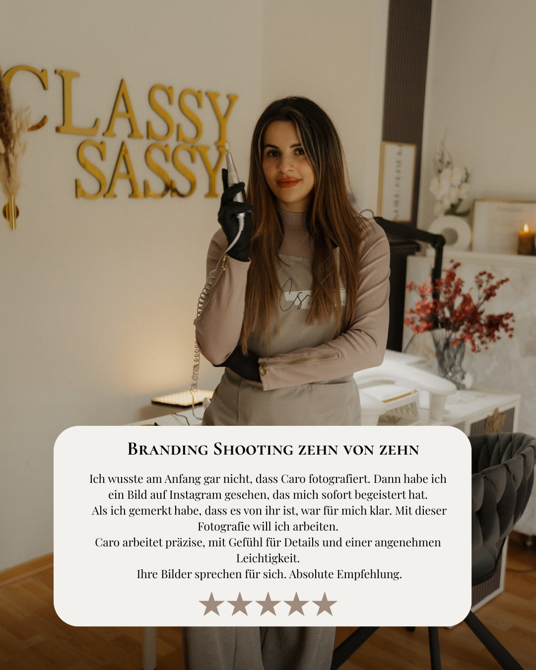 Janet von ClassySassy Nails steht selbstbewusst in ihrem stilvollen Studio mit goldenem Logo im Hintergrund. Sie hält ein Nagelstudio-Gerät in der Hand und lächelt freundlich. Unten im Bild ist eine Bewertung mit fünf Sternen zu lesen, in der sie das Branding Shooting mit Caroline Arndt lobt.